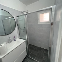 קלאסיק -מקלחון חזית קבוע ו 2 דלתות הזזה