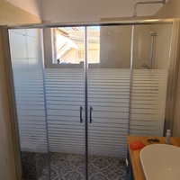 קלאסיק 4 - מקלחון חזית קבוע 2 דלתות הזזה באמצע וקבוע