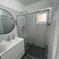 קלאסיק -מקלחון חזית קבוע ו 2 דלתות הזזה