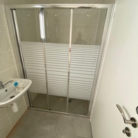 קלאסיק -מקלחון חזית קבוע ו 2 דלתות הזזה