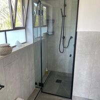 באלי - מקלחון חזית קבוע ודלת