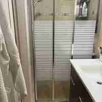 קלאסיק -מקלחון חזית קבוע ו 2 דלתות הזזה