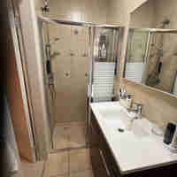 קלאסיק -מקלחון חזית קבוע ו 2 דלתות הזזה