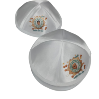 כיפה סאטן לבנה עם כיתוב