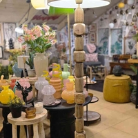 מנורת רגל קוביות עץ