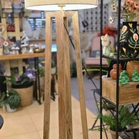 מנורת רגל עץ שי