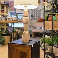 מנורת שולחן קוביות עץ