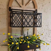 חלון דקורטיבי עם אדניות