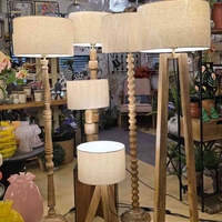 מנורת שולחן קוביות עץ