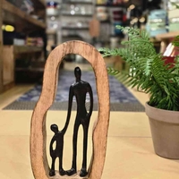 פסל אב ובן במסגרת עץ