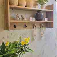 מדף קומותיים עם ווים