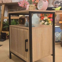 ארונית צד מעוצבת פסים שחורה