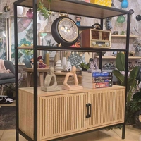 ארונית ספריה מעוצבת פסים