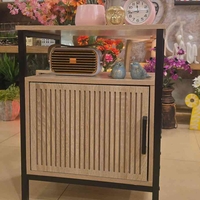 ארונית צד מעוצבת פסים שחורה