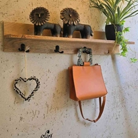 מדף עץ ווים