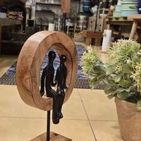 פסל זוג בעיגול