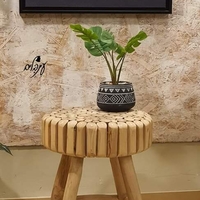 שרפרף עץ עגול בעיצוב מיוחד