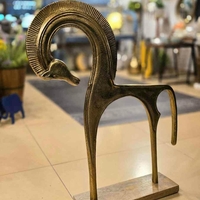 סוס ברזל מוזהב ענק
