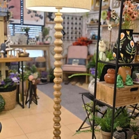 מנורת רגל חרוזי עץ