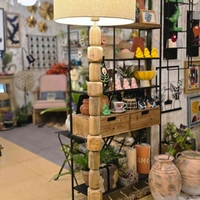 מנורת רגל קוביות עץ