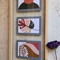 שלישיית תמונות בין זכוכיות
