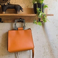 מדף עץ ווים