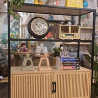 ארונית ספריה מעוצבת פסים