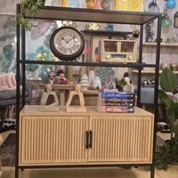 ארונית ספריה מעוצבת פסים