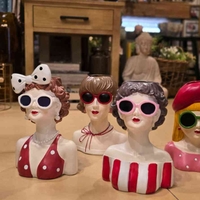 אגרטל גברת מגונדרת