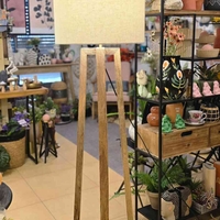 מנורת רגל עץ שי