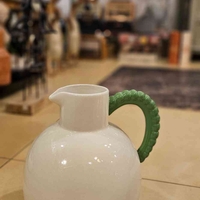 קנקן מעוצב לבן
