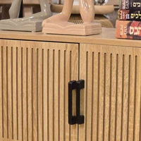 ארונית ספריה מעוצבת פסים