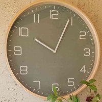 שעון עץ ירוק