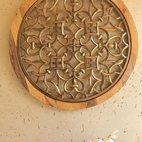 משרביה מאלומיניום מוזהב ועץ