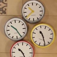 שעון קיר עבה מחוגים ירוקים