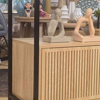 ארונית ספריה מעוצבת פסים