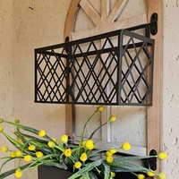 חלון דקורטיבי עם אדניות