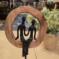 פסל זוג בעיגול