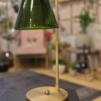 מנורת שירי זכוכית פסים ירוק