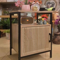 ארונית צד מעוצבת פסים שחורה