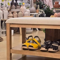 ספסל עץ מרופד