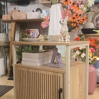 ארונית צד מעוצבת פסים לבנה