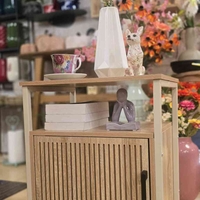 ארונית צד מעוצבת פסים לבנה