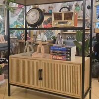 ארונית ספריה מעוצבת פסים