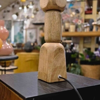 מנורת שולחן קוביות עץ