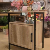 ארונית צד מעוצבת פסים שחורה