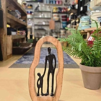 פסל אב ובן במסגרת עץ