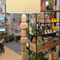 מנורת רגל קוביות עץ