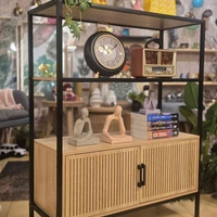 ארונית ספריה מעוצבת פסים