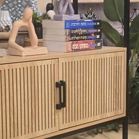 ארונית ספריה מעוצבת פסים